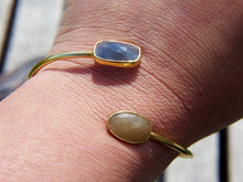 Carica l&#39;immagine nel visualizzatore di Gallery, bracciale indiano fatto a mano in argento 925 dorato   alle estremità ha 2 pietre incastonate e tagliate   radice di zaffiro  19 cm circonferenza regolabile .  pietre 1x1 cm   peso 8 gr   per info ed ulteriori foto info@etniko.it facebook / instagram : etnikobycrosato 0039 3338778241 www.etniko.it pinterest : etnikobycrosato