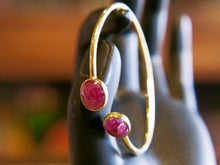 Carica l&#39;immagine nel visualizzatore di Gallery, bracciale indiano fatto a mano in argento 925 dorato   alle estremità ha 2 pietre incastonate e tagliate   radice di zaffiro  19 cm circonferenza regolabile .  pietre 1x1 cm   peso 8 gr   per info ed ulteriori foto info@etniko.it facebook / instagram : etnikobycrosato 0039 3338778241 www.etniko.it pinterest : etnikobycrosato