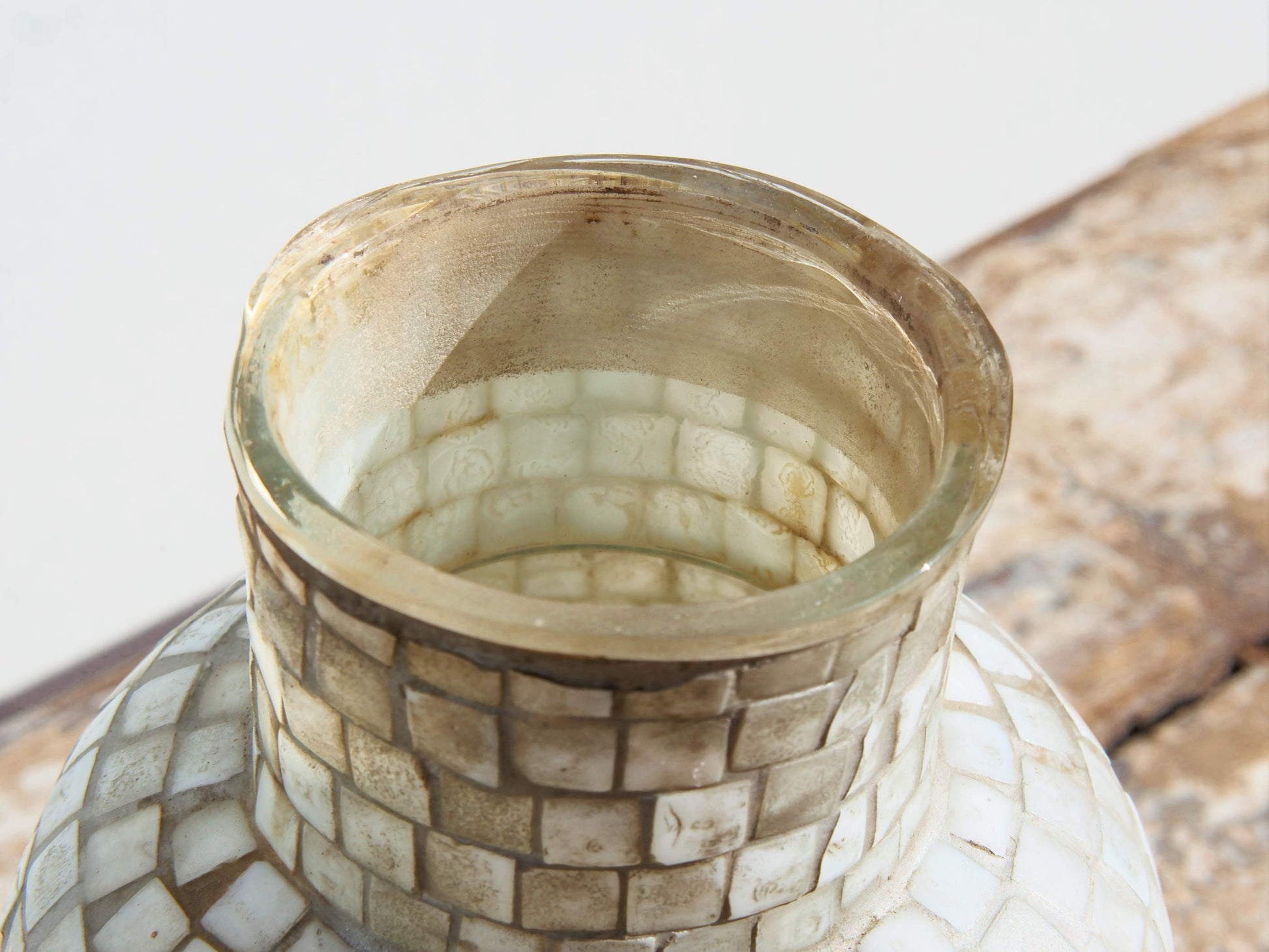 Particolare del collo ristretto e del bordo superiore rifinito a mano del vaso.