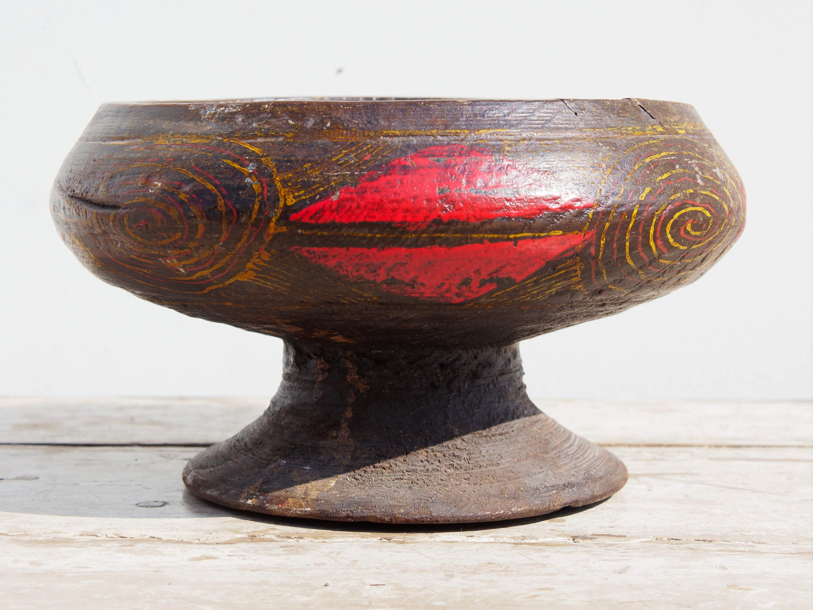 Vecchio vaso In Legno Incavato E Dipinto. Provenienza Cina. Pezzo unico. Dimensioni diametro 25 h14cm.   per info ed ulteriori foto info@etniko.it facebook / instagram : etnikobycrosato 0039 3338778241 info@etniko.it