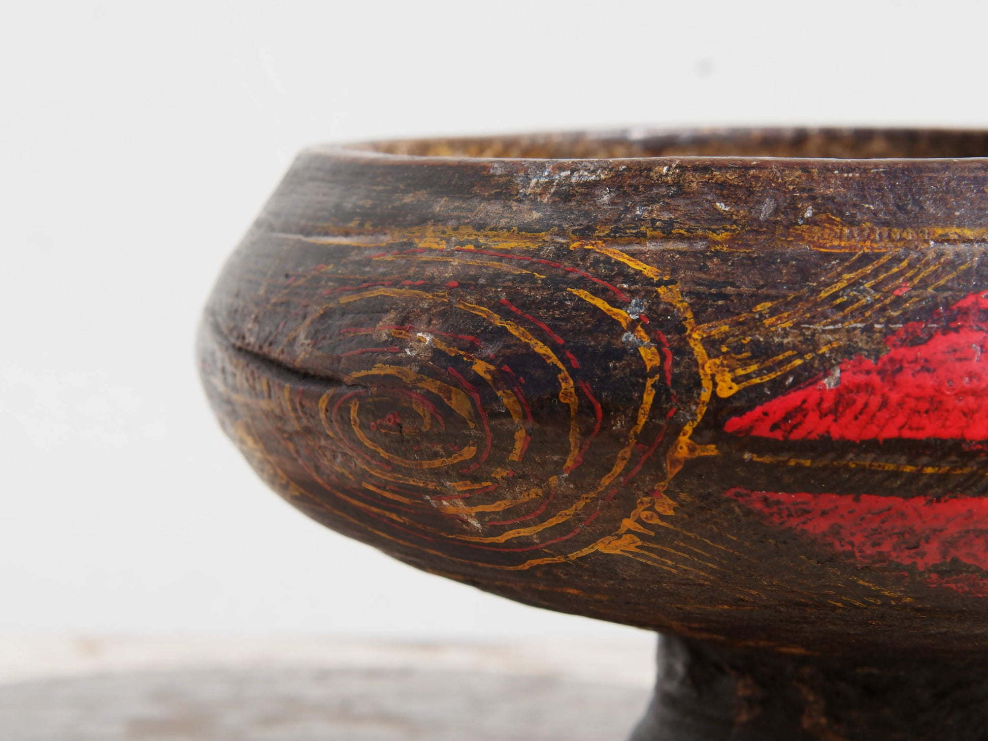 Vecchio vaso In Legno Incavato E Dipinto. Provenienza Cina. Pezzo unico. Dimensioni diametro 25 h14cm.   per info ed ulteriori foto info@etniko.it facebook / instagram : etnikobycrosato 0039 3338778241 info@etniko.it