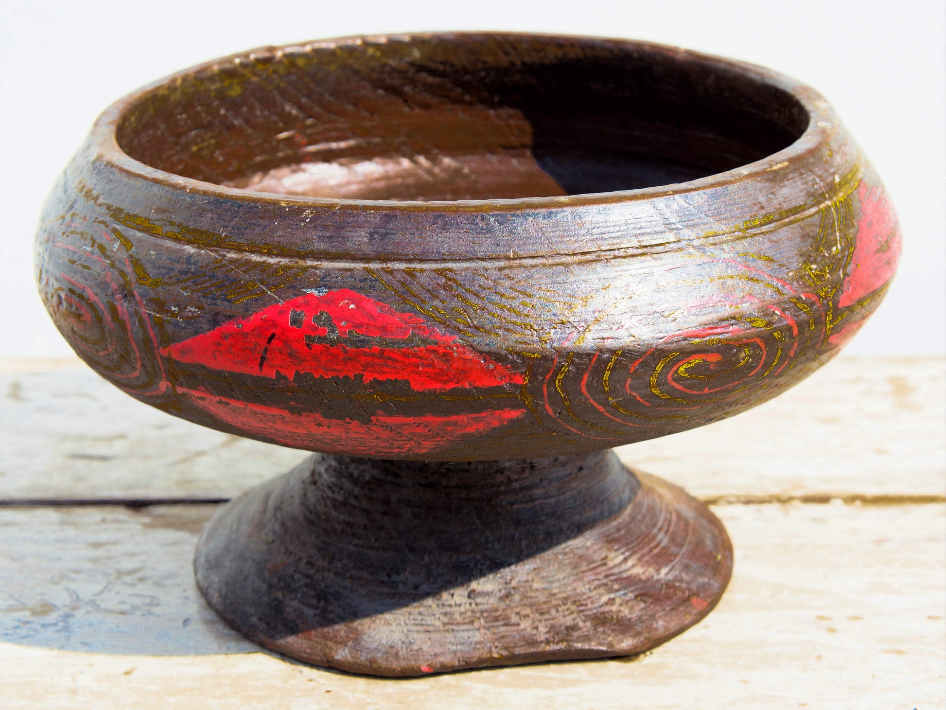 Vecchio vaso In Legno Incavato E Dipinto. Provenienza Cina. Pezzo unico. Dimensioni diametro 25 h14cm.   per info ed ulteriori foto info@etniko.it facebook / instagram : etnikobycrosato 0039 3338778241 info@etniko.it
