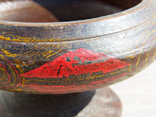 Carica l&#39;immagine nel visualizzatore di Gallery, Vecchio vaso In Legno Incavato E Dipinto. Provenienza Cina. Pezzo unico. Dimensioni diametro 25 h14cm.   per info ed ulteriori foto info@etniko.it facebook / instagram : etnikobycrosato 0039 3338778241 info@etniko.it