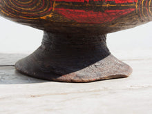 Carica l&#39;immagine nel visualizzatore di Gallery, Vecchio vaso In Legno Incavato E Dipinto. Provenienza Cina. Pezzo unico. Dimensioni diametro 25 h14cm.   per info ed ulteriori foto info@etniko.it facebook / instagram : etnikobycrosato 0039 3338778241 info@etniko.it
