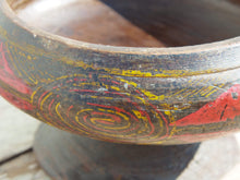 Carica l&#39;immagine nel visualizzatore di Gallery, Vecchio vaso In Legno Incavato E Dipinto. Provenienza Cina. Pezzo unico. Dimensioni diametro 25 h14cm.   per info ed ulteriori foto info@etniko.it facebook / instagram : etnikobycrosato 0039 3338778241 info@etniko.it