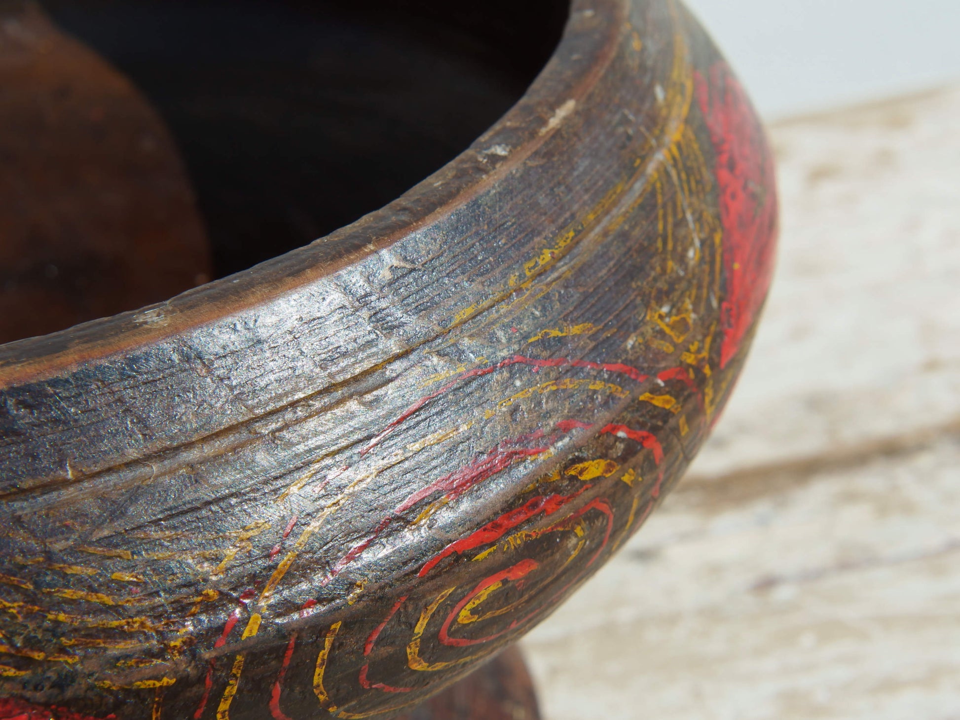 Vecchio vaso In Legno Incavato E Dipinto. Provenienza Cina. Pezzo unico. Dimensioni diametro 25 h14cm.   per info ed ulteriori foto info@etniko.it facebook / instagram : etnikobycrosato 0039 3338778241 info@etniko.it