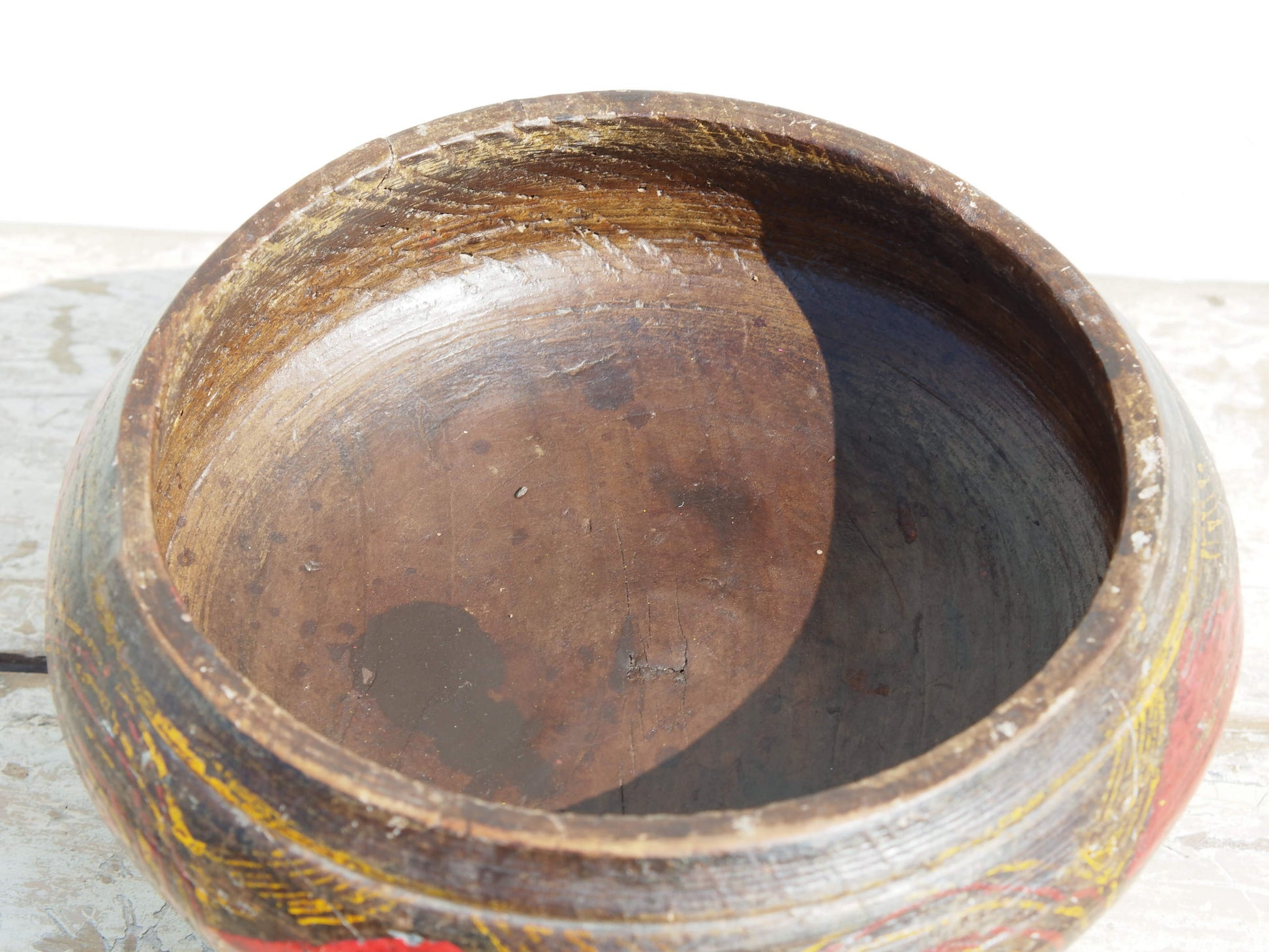 Vecchio vaso In Legno Incavato E Dipinto. Provenienza Cina. Pezzo unico. Dimensioni diametro 25 h14cm.   per info ed ulteriori foto info@etniko.it facebook / instagram : etnikobycrosato 0039 3338778241 info@etniko.it