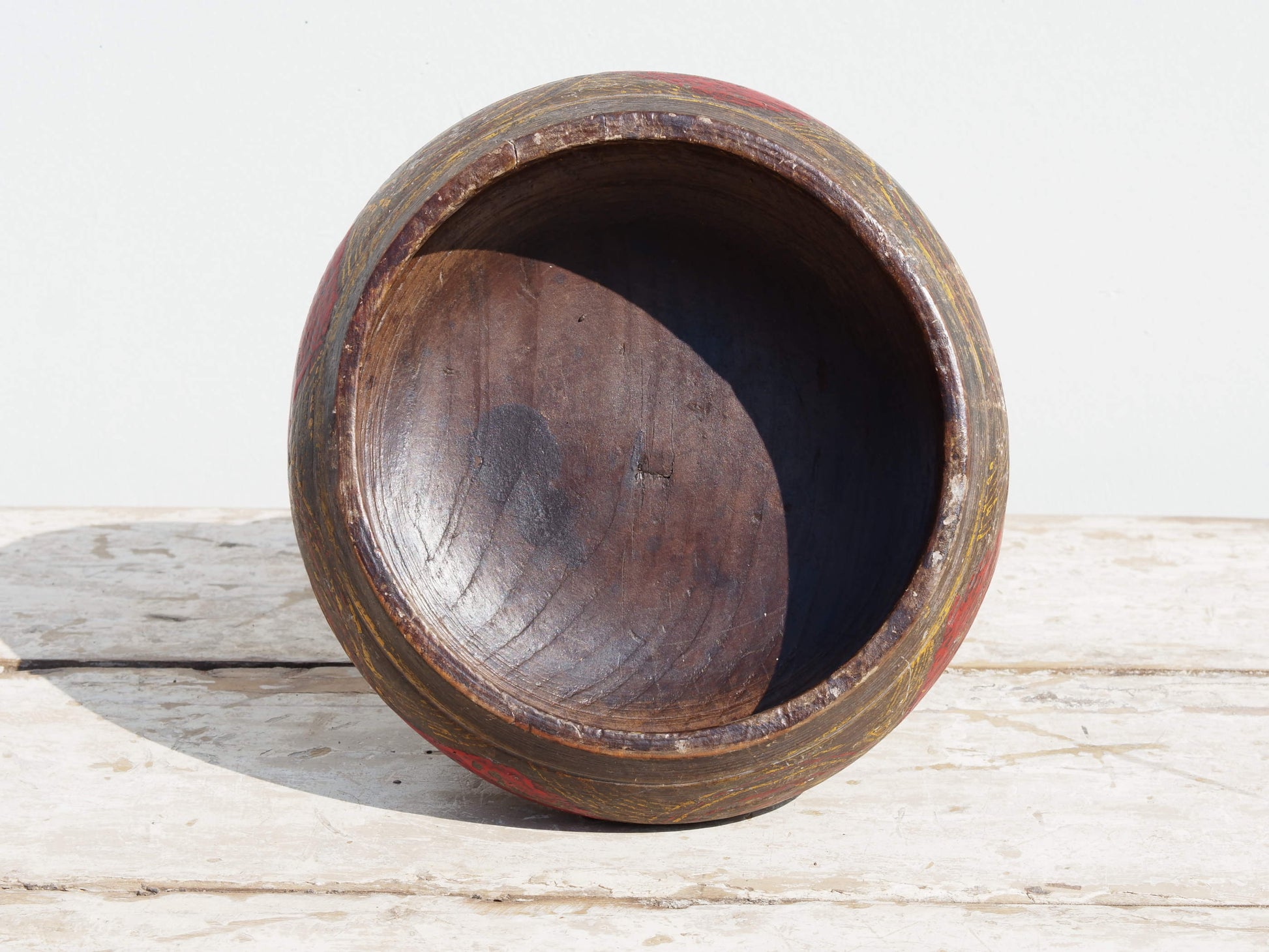 Vecchio vaso In Legno Incavato E Dipinto. Provenienza Cina. Pezzo unico. Dimensioni diametro 25 h14cm.   per info ed ulteriori foto info@etniko.it facebook / instagram : etnikobycrosato 0039 3338778241 info@etniko.it
