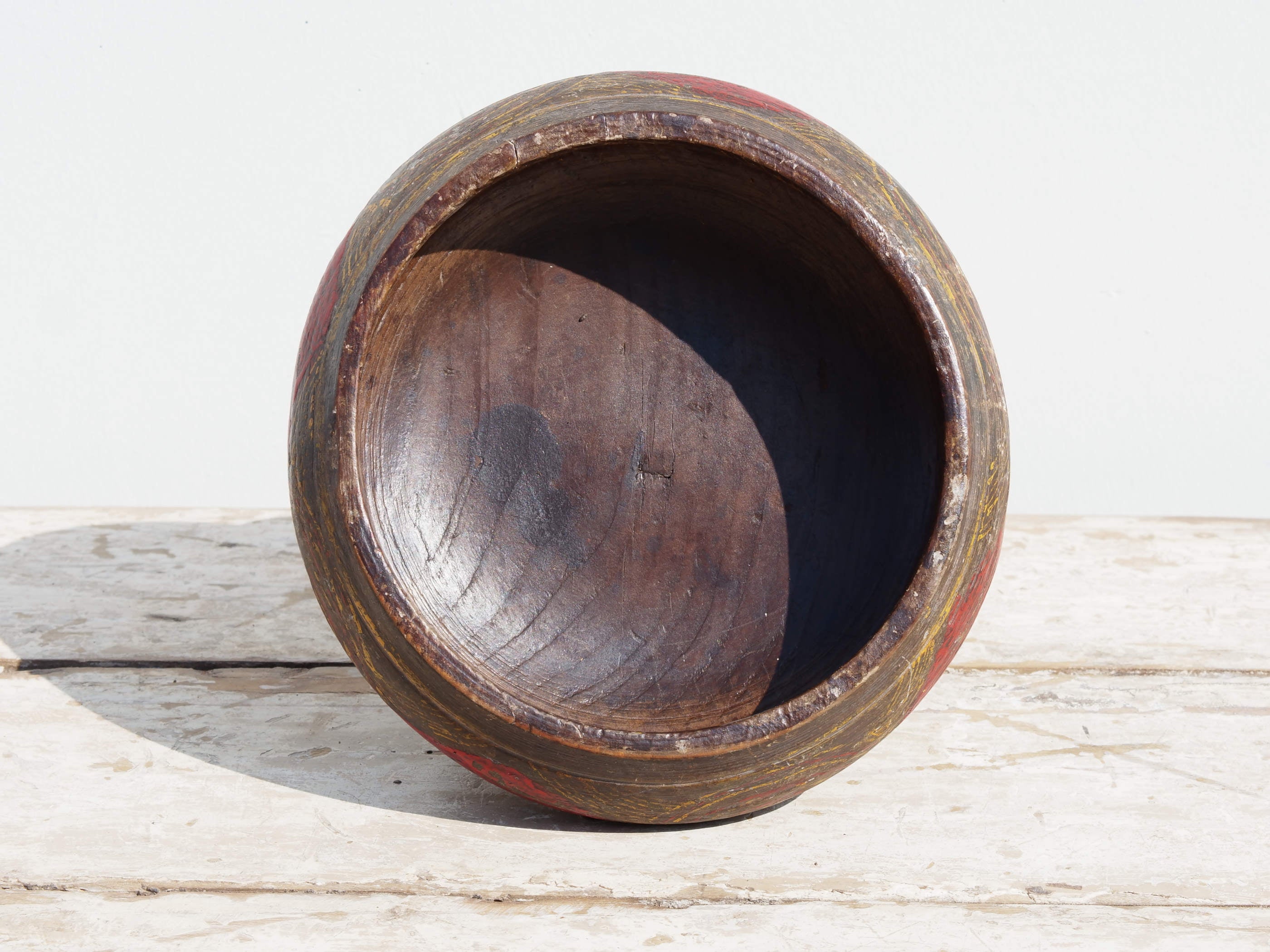 Vecchio vaso In Legno Incavato E Dipinto. Provenienza Cina. Pezzo unico. Dimensioni diametro 25 h14cm.   per info ed ulteriori foto info@etniko.it facebook / instagram : etnikobycrosato 0039 3338778241 info@etniko.it