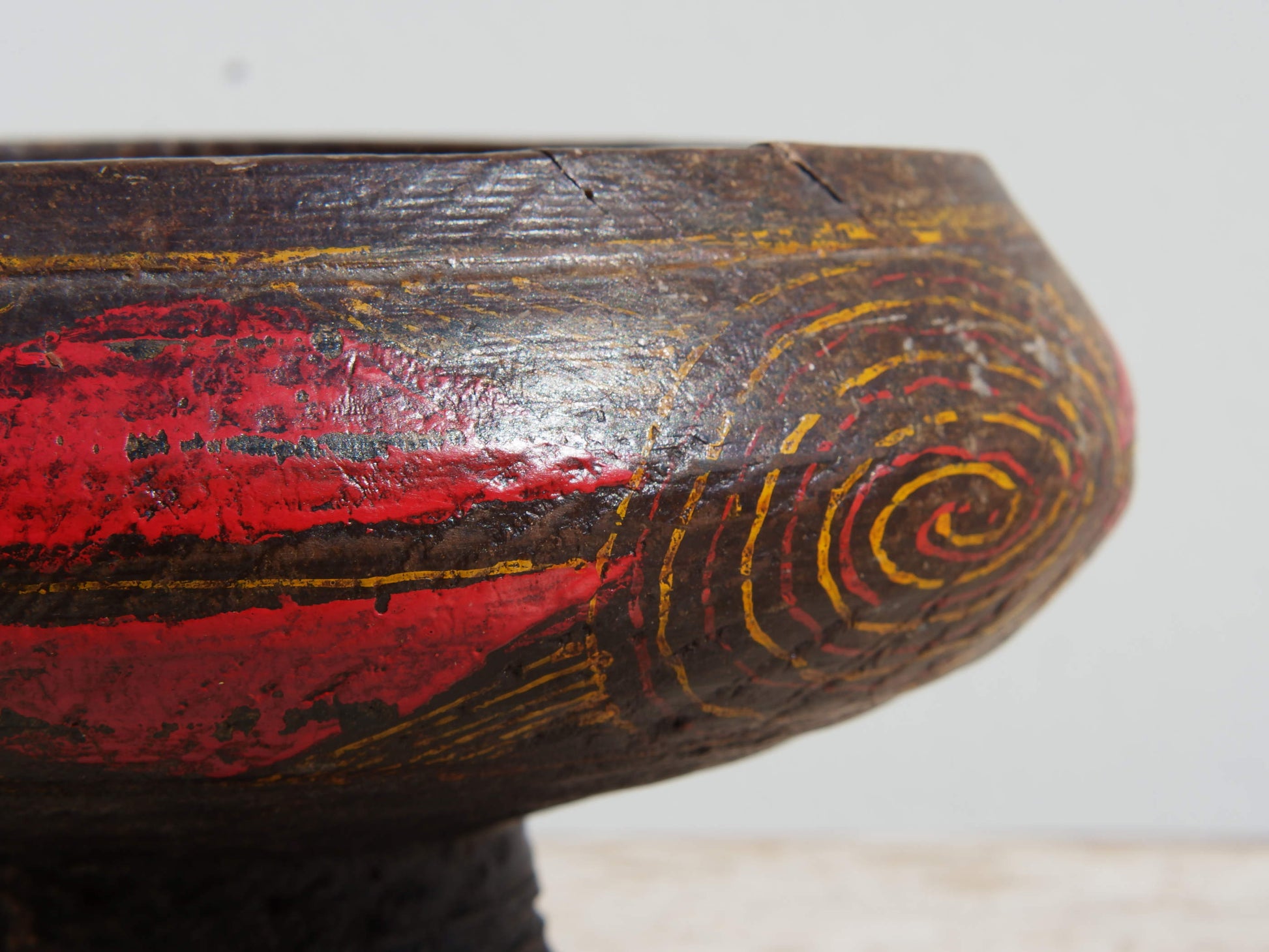 Vecchio vaso In Legno Incavato E Dipinto. Provenienza Cina. Pezzo unico. Dimensioni diametro 25 h14cm.   per info ed ulteriori foto info@etniko.it facebook / instagram : etnikobycrosato 0039 3338778241 info@etniko.it