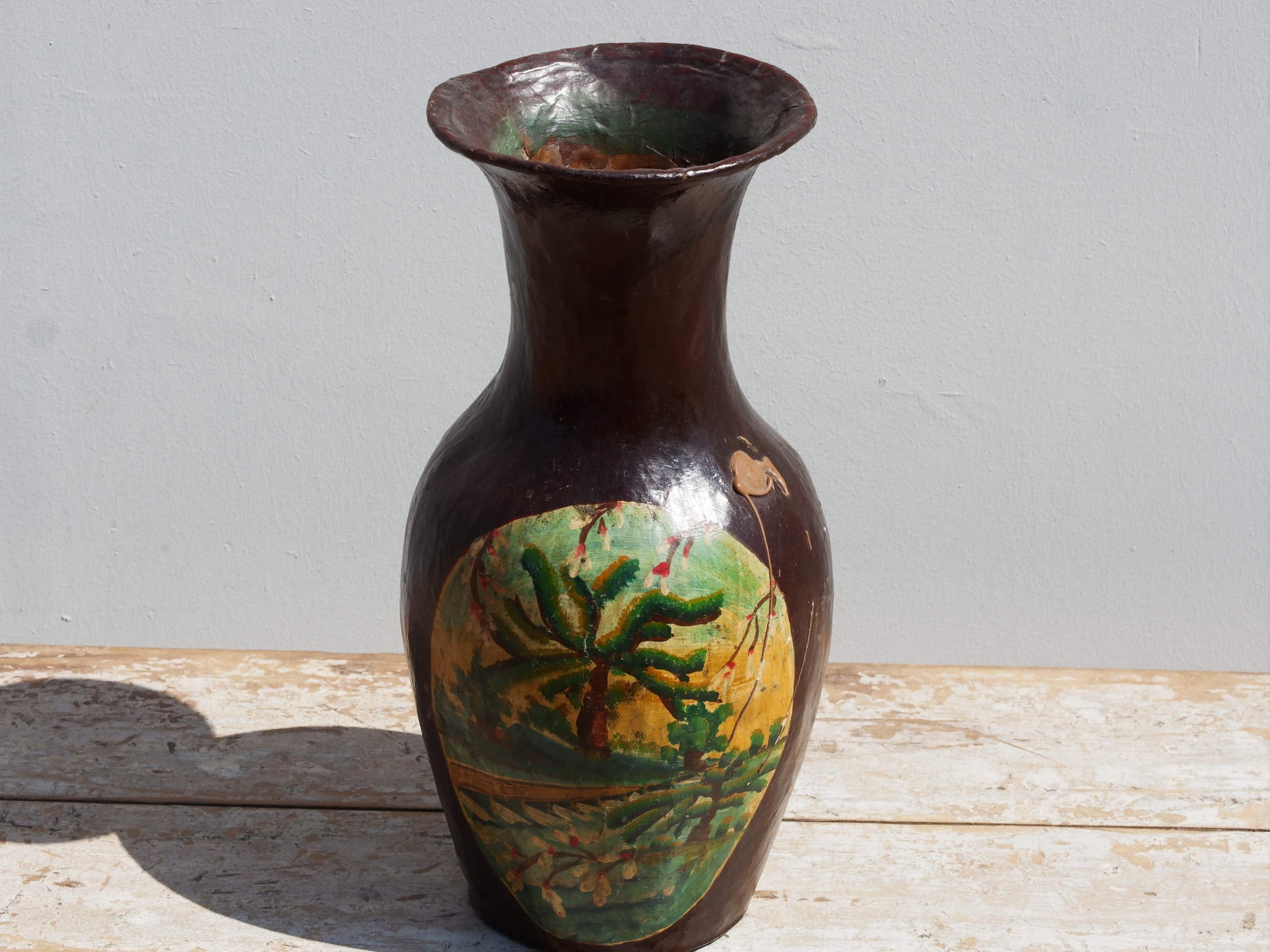 vaso cinese in cartapesta, dipinta e laccata. perfettamente conservata, pezzo unico.  dimensioni diametro 20 h43cm.   per info ed ulteriori foto info@etniko.it facebook / instagram : etnikobycrosato 0039 3338778241