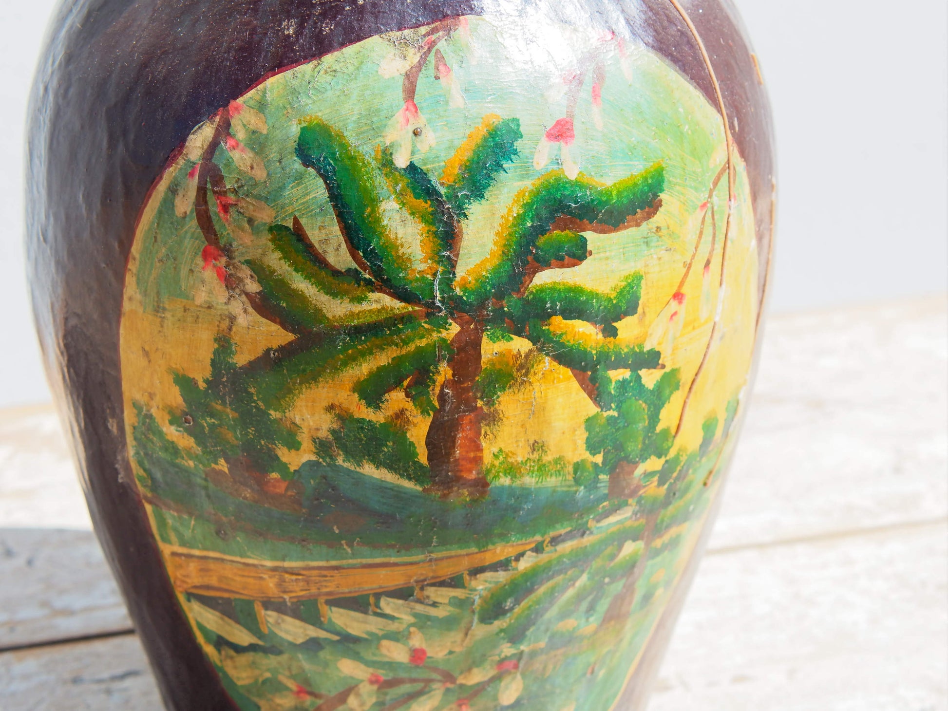 vaso cinese in cartapesta, dipinta e laccata. perfettamente conservata, pezzo unico.  dimensioni diametro 20 h43cm.   per info ed ulteriori foto info@etniko.it facebook / instagram : etnikobycrosato 0039 3338778241