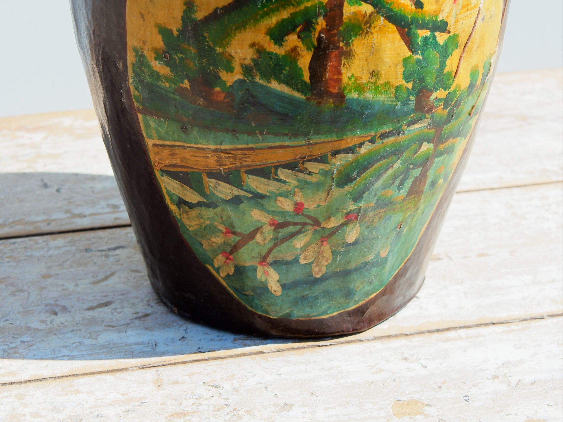 vaso cinese in cartapesta, dipinta e laccata. perfettamente conservata, pezzo unico.  dimensioni diametro 20 h43cm.   per info ed ulteriori foto info@etniko.it facebook / instagram : etnikobycrosato 0039 3338778241