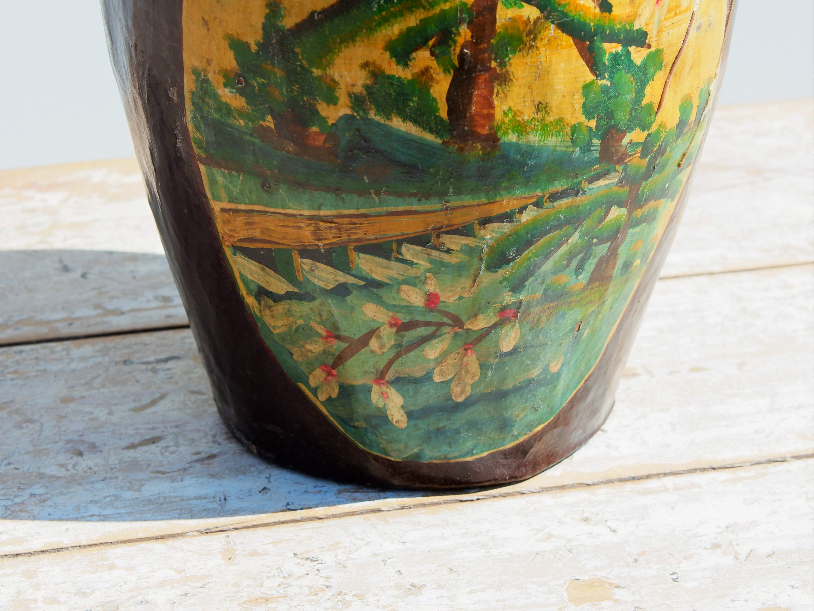 vaso cinese in cartapesta, dipinta e laccata. perfettamente conservata, pezzo unico.  dimensioni diametro 20 h43cm.   per info ed ulteriori foto info@etniko.it facebook / instagram : etnikobycrosato 0039 3338778241