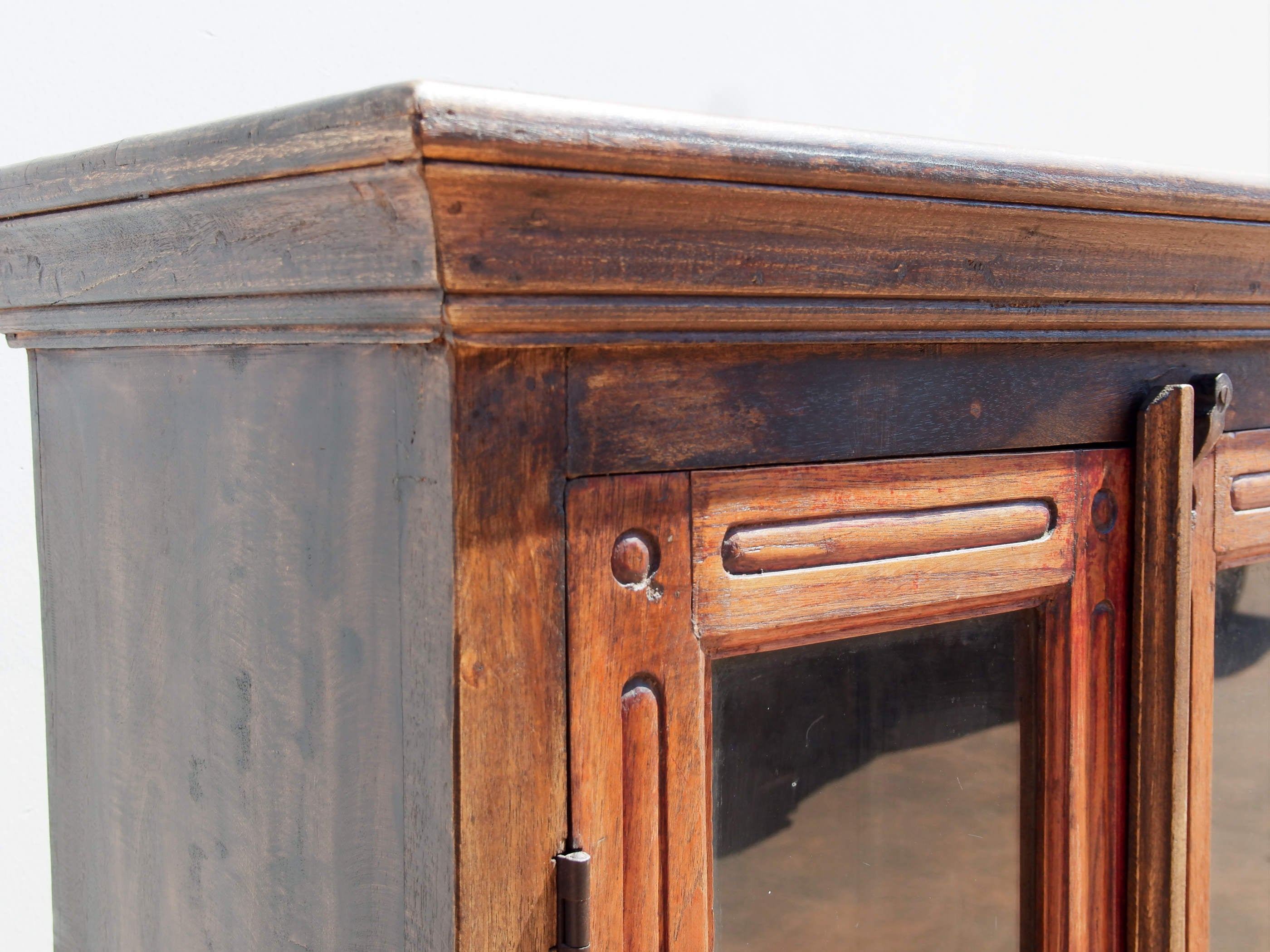 Primo piano della cornice superiore e della finitura del legno massello d'epoca.