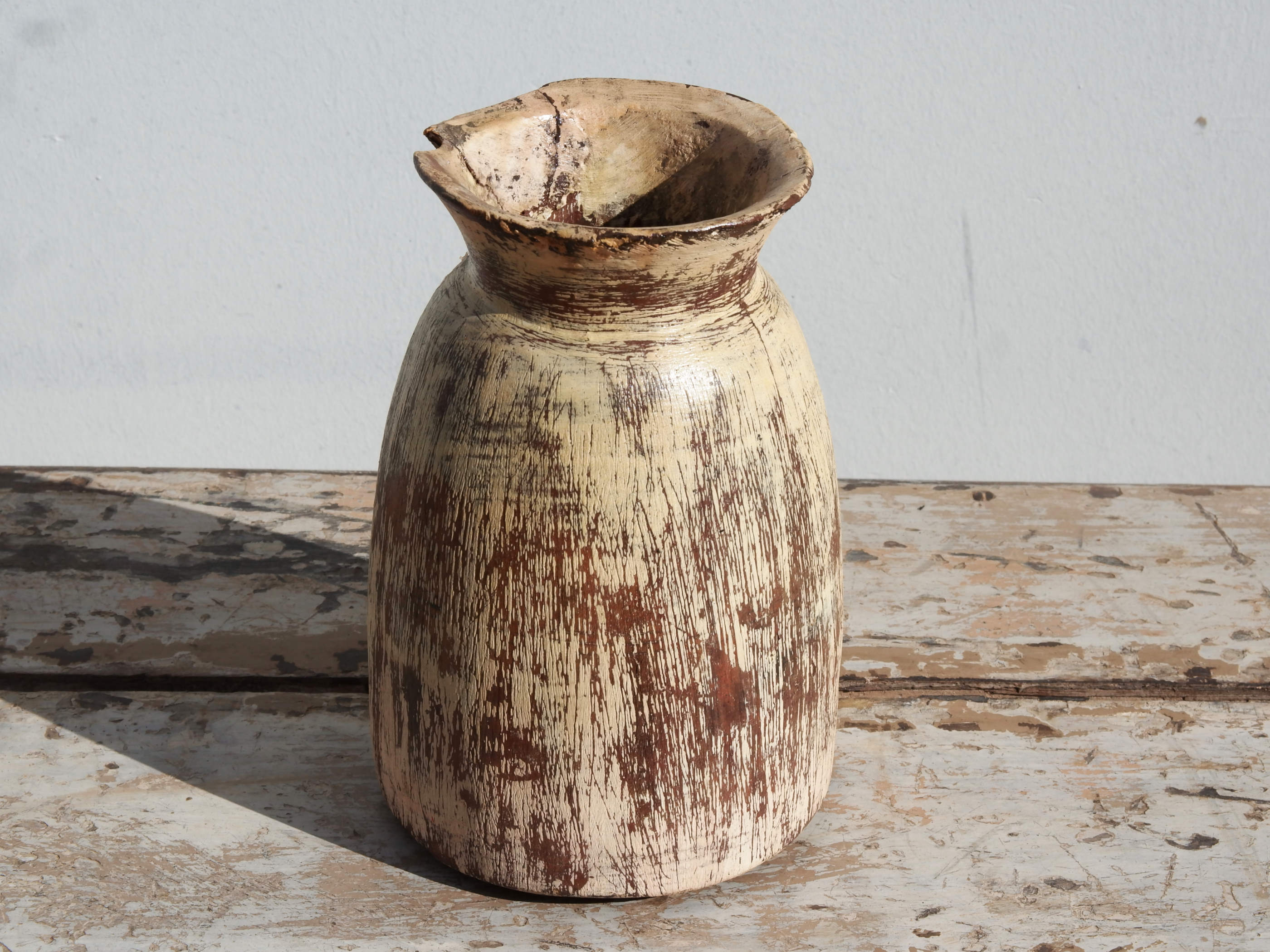 Vaso Indiano In Legno Dipinto, Pezzo Unico Ricavato Da Un Unico Tronco Di Legno. Dimensioni Diametro 14 h22cm.   per info ed ulteriori foto  info@etniko.it 0039 3338778241 facebook / instagram : etnikobycrosato    
