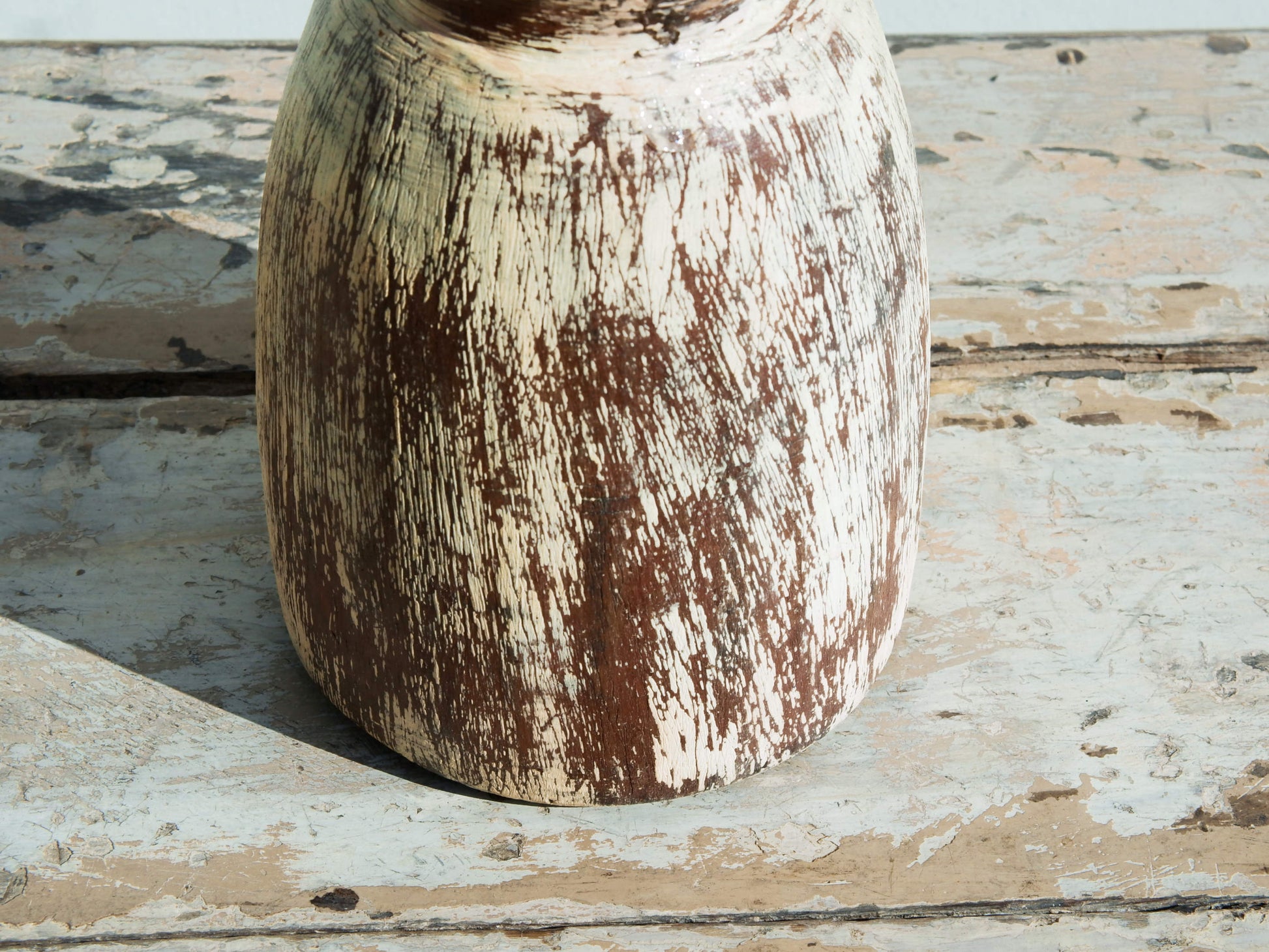 Vaso Indiano In Legno Dipinto, Pezzo Unico Ricavato Da Un Unico Tronco Di Legno. Dimensioni Diametro 14 h22cm.   per info ed ulteriori foto  info@etniko.it 0039 3338778241 facebook / instagram : etnikobycrosato    