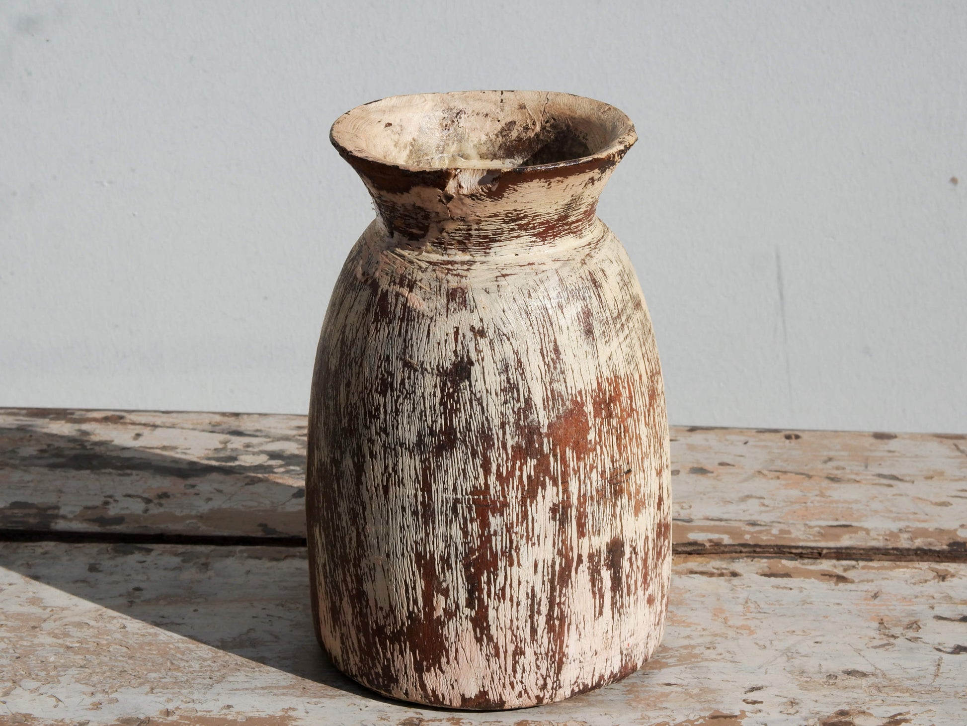 Vaso Indiano In Legno Dipinto, Pezzo Unico Ricavato Da Un Unico Tronco Di Legno. Dimensioni Diametro 14 h22cm.   per info ed ulteriori foto  info@etniko.it 0039 3338778241 facebook / instagram : etnikobycrosato    