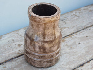 Vaso Indiano in legno dipinto, pezzo unico ricavato da un unico tronco di legno. Dimensioni diam 12 h 20 cm.  disponibili altri pezzi e colori come da foto.