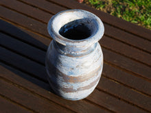 Carica l&#39;immagine nel visualizzatore di Gallery, Vaso Indiano In Legno Dipinto, Pezzo Unico Ricavato Da Un Unico Tronco Di Legno.   Dimensioni Diam13 h20cm.   per info ed ulteriori foto 0039 3338778241 info@etniko.it www.etniko.it facebook / instagram : etnikobycrosato