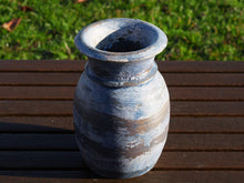 Carica l&#39;immagine nel visualizzatore di Gallery, Vaso Indiano In Legno Dipinto, Pezzo Unico Ricavato Da Un Unico Tronco Di Legno.   Dimensioni Diam13 h20cm.   per info ed ulteriori foto 0039 3338778241 info@etniko.it www.etniko.it facebook / instagram : etnikobycrosato