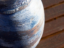 Carica l&#39;immagine nel visualizzatore di Gallery, Vaso Indiano In Legno Dipinto, Pezzo Unico Ricavato Da Un Unico Tronco Di Legno.   Dimensioni Diam13 h20cm.   per info ed ulteriori foto 0039 3338778241 info@etniko.it www.etniko.it facebook / instagram : etnikobycrosato