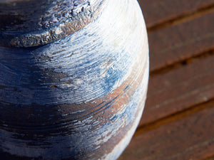 Vaso Indiano In Legno Dipinto, Pezzo Unico Ricavato Da Un Unico Tronco Di Legno.   Dimensioni Diam13 h20cm.   per info ed ulteriori foto 0039 3338778241 info@etniko.it www.etniko.it facebook / instagram : etnikobycrosato