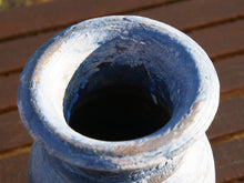Carica l&#39;immagine nel visualizzatore di Gallery, Vaso Indiano In Legno Dipinto, Pezzo Unico Ricavato Da Un Unico Tronco Di Legno.   Dimensioni Diam13 h20cm.   per info ed ulteriori foto 0039 3338778241 info@etniko.it www.etniko.it facebook / instagram : etnikobycrosato