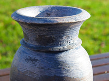 Carica l&#39;immagine nel visualizzatore di Gallery, Vaso Indiano In Legno Dipinto, Pezzo Unico Ricavato Da Un Unico Tronco Di Legno.   Dimensioni Diam13 h20cm.   per info ed ulteriori foto 0039 3338778241 info@etniko.it www.etniko.it facebook / instagram : etnikobycrosato