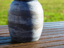 Carica l&#39;immagine nel visualizzatore di Gallery, Vaso Indiano In Legno Dipinto, Pezzo Unico Ricavato Da Un Unico Tronco Di Legno.   Dimensioni Diam13 h20cm.   per info ed ulteriori foto 0039 3338778241 info@etniko.it www.etniko.it facebook / instagram : etnikobycrosato