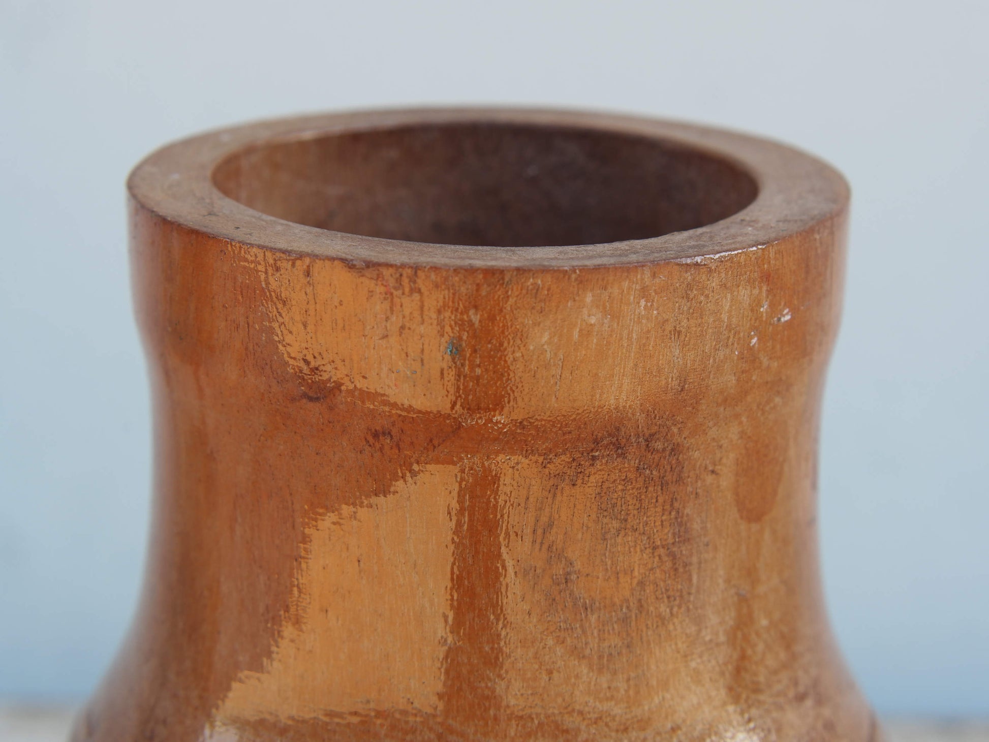 Vaso Indiano in legno, pezzo unico ricavato da un unico tronco di legno. Dimensioni diam 12 h20 cm.  disponibili altri pezzi e colori come da foto.