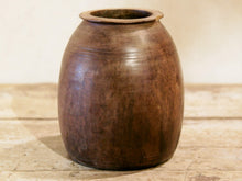 Carica l&#39;immagine nel visualizzatore di Gallery, Vaso Indiano In Legno, Pezzo Unico Ricavato Da Un Unico Tronco Di Legno. Dimensioni Diametro 13 h16cm. (venduto senza la componente floreale)   per info ed ulteriori foto info@etniko.it facebook / instagram / pinterest : etnikobycrosato 0039 3338778241