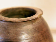 Carica l&#39;immagine nel visualizzatore di Gallery, Vaso Indiano In Legno, Pezzo Unico Ricavato Da Un Unico Tronco Di Legno. Dimensioni Diametro 13 h16cm. (venduto senza la componente floreale)   per info ed ulteriori foto info@etniko.it facebook / instagram / pinterest : etnikobycrosato 0039 3338778241