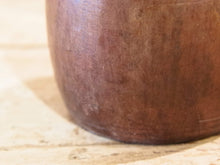 Carica l&#39;immagine nel visualizzatore di Gallery, Vaso Indiano In Legno, Pezzo Unico Ricavato Da Un Unico Tronco Di Legno. Dimensioni Diametro 13 h16cm. (venduto senza la componente floreale)   per info ed ulteriori foto info@etniko.it facebook / instagram / pinterest : etnikobycrosato 0039 3338778241