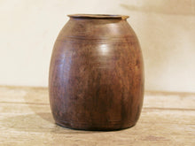 Carica l&#39;immagine nel visualizzatore di Gallery, Vaso Indiano In Legno, Pezzo Unico Ricavato Da Un Unico Tronco Di Legno. Dimensioni Diametro 13 h16cm. (venduto senza la componente floreale)   per info ed ulteriori foto info@etniko.it facebook / instagram / pinterest : etnikobycrosato 0039 3338778241