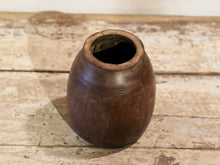 Carica l&#39;immagine nel visualizzatore di Gallery, Vaso Indiano In Legno, Pezzo Unico Ricavato Da Un Unico Tronco Di Legno. Dimensioni Diametro 13 h16cm. (venduto senza la componente floreale)   per info ed ulteriori foto info@etniko.it facebook / instagram / pinterest : etnikobycrosato 0039 3338778241