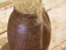 Carica l&#39;immagine nel visualizzatore di Gallery, Vaso Indiano In Legno, Pezzo Unico Ricavato Da Un Unico Tronco Di Legno. Dimensioni Diametro 13 h16cm. (venduto senza la componente floreale)   per info ed ulteriori foto info@etniko.it facebook / instagram / pinterest : etnikobycrosato 0039 3338778241