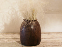Carica l&#39;immagine nel visualizzatore di Gallery, Vaso Indiano In Legno, Pezzo Unico Ricavato Da Un Unico Tronco Di Legno. Dimensioni Diametro 13 h16cm. (venduto senza la componente floreale)   per info ed ulteriori foto info@etniko.it facebook / instagram / pinterest : etnikobycrosato 0039 3338778241