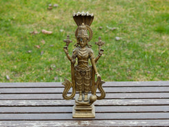 Vista d'insieme della statua antica in metallo della divinità Vishnu.