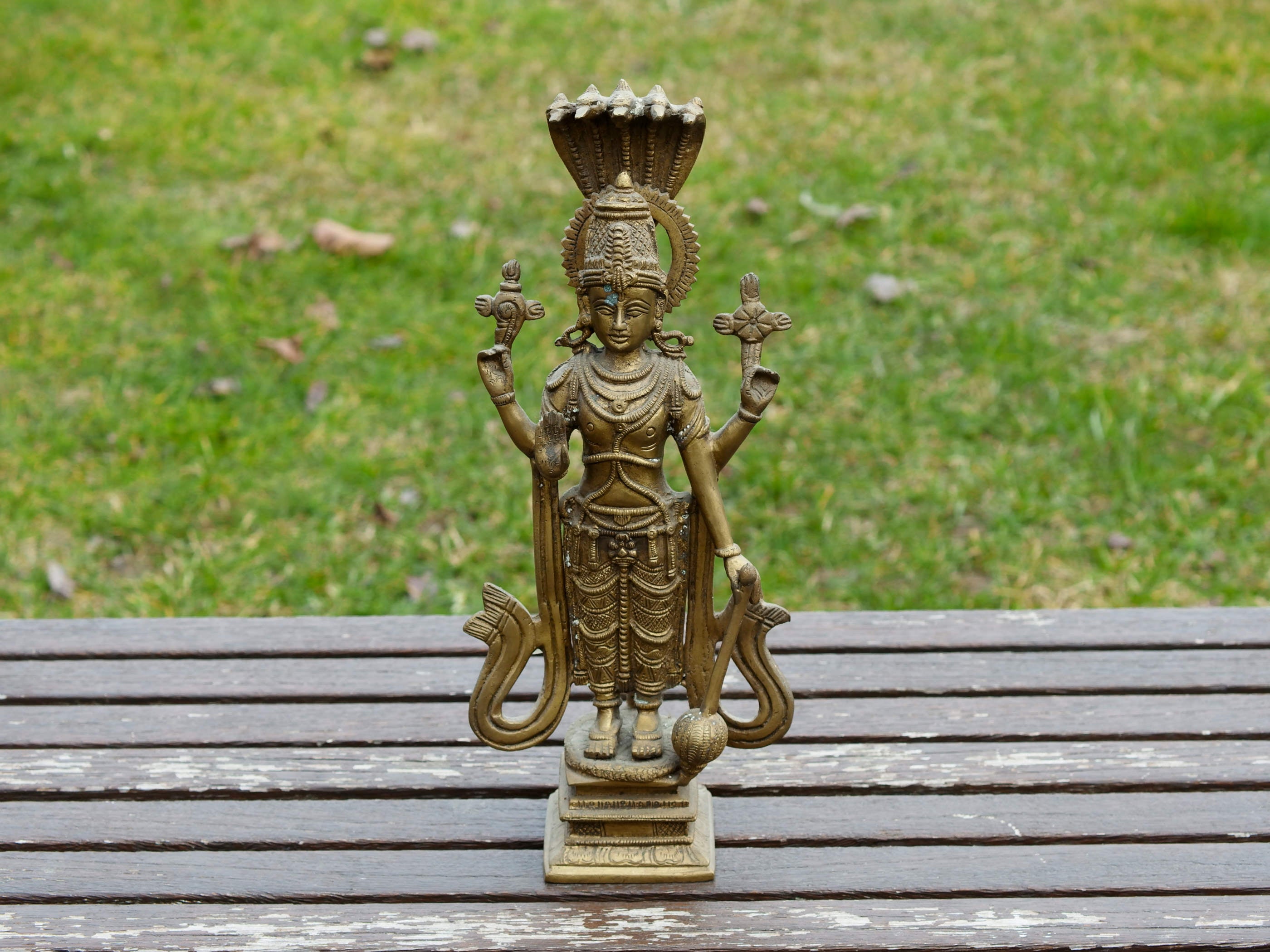 Vista d'insieme della statua antica in metallo della divinità Vishnu.
