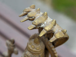 dettaglio della corona della statuetta indiana in lega di metalli raffigurante vishnu 