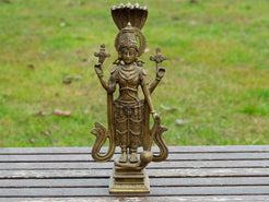 Vista d'insieme della statua antica in metallo della divinità Vishnu.