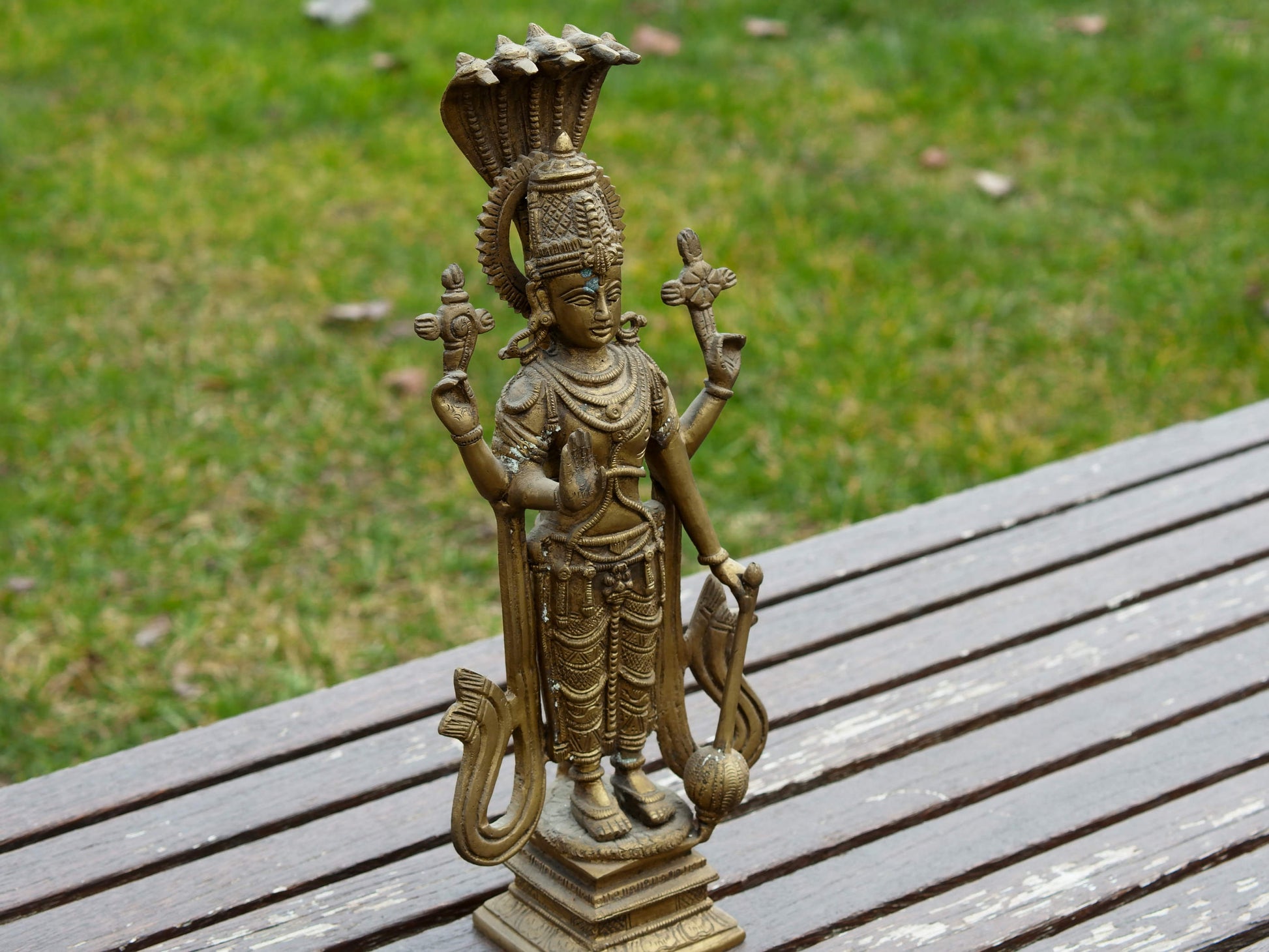Vista d'insieme della statua antica in metallo della divinità Vishnu.