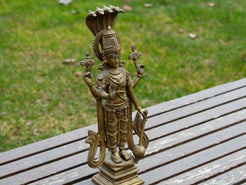 Vista d'insieme della statua antica in metallo della divinità Vishnu.