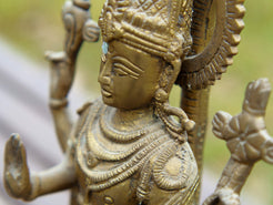 particolare della lavorazione della statuetta indiana in lega di metalli raffigurante vishnu 