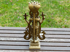retro della statuetta indiana in lega di metalli raffigurante vishnu