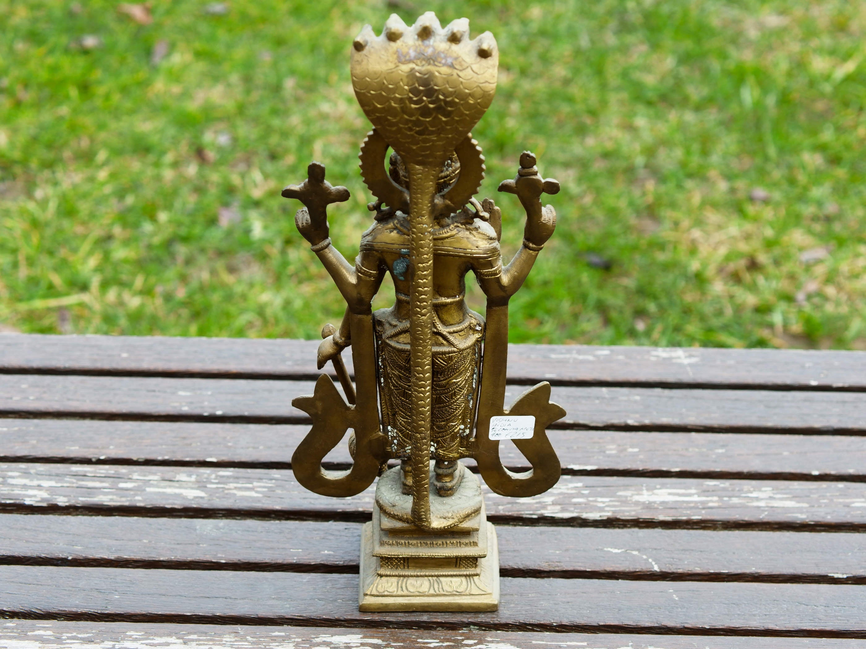 retro della statuetta indiana in lega di metalli raffigurante vishnu