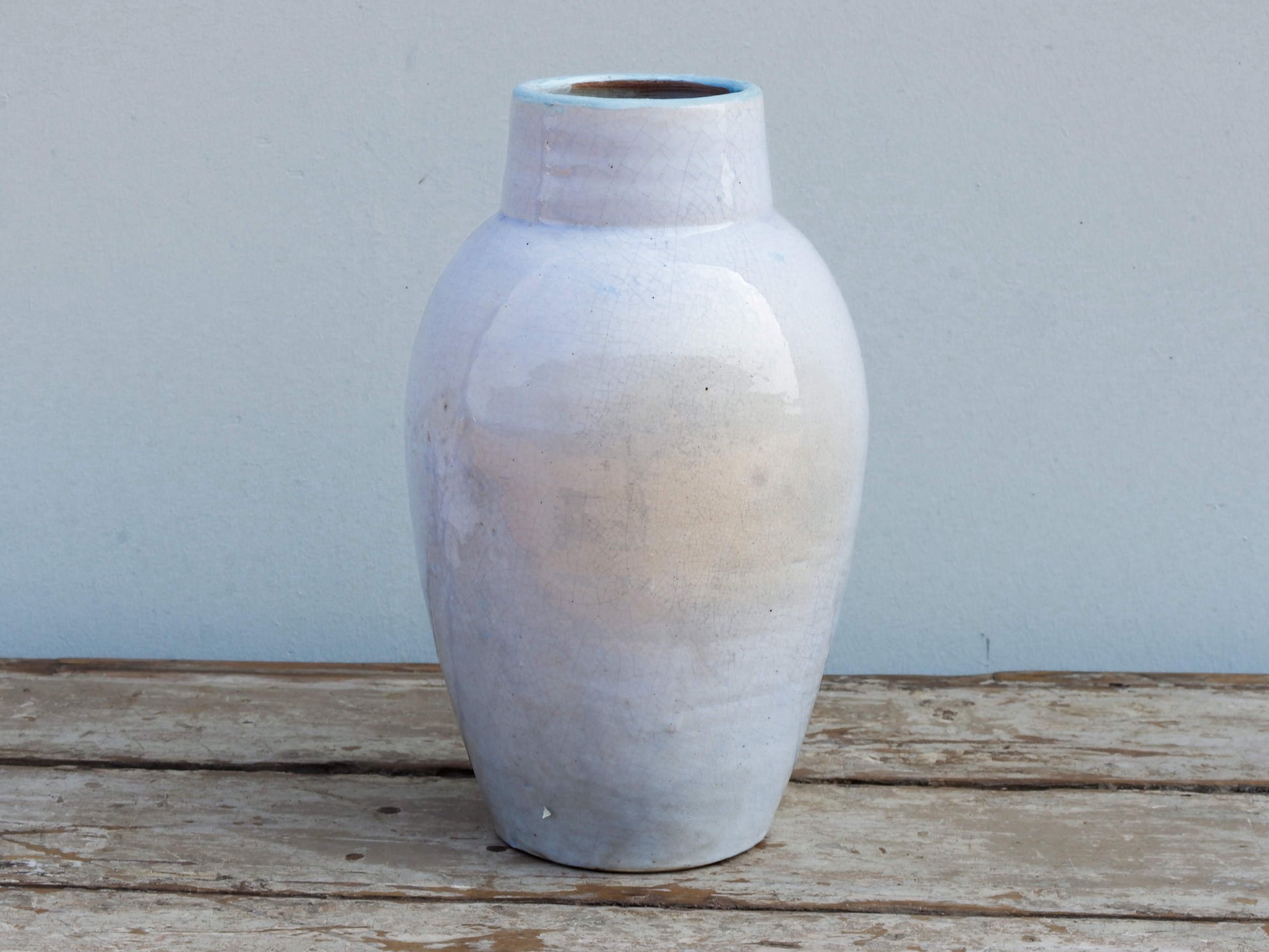 Vaso Marocco lavorato e dipinto in terracotta. La lavorazione tradizionale marocchina della terracotta prevede che venga impastata, cotta, smaltata e nuovamente cotta nel forno a legna (non nel forno a gas che rende lo smalto omogeneo e senza l'effetto delle crepe presente invece in questo vaso).   Dimensioni Diametro 20 h34cm.   per info ed ulteriori foto mail info@etniko.it watshapp 0039 3338778241 facebook / instagram / pinterest : etnikobycrosato