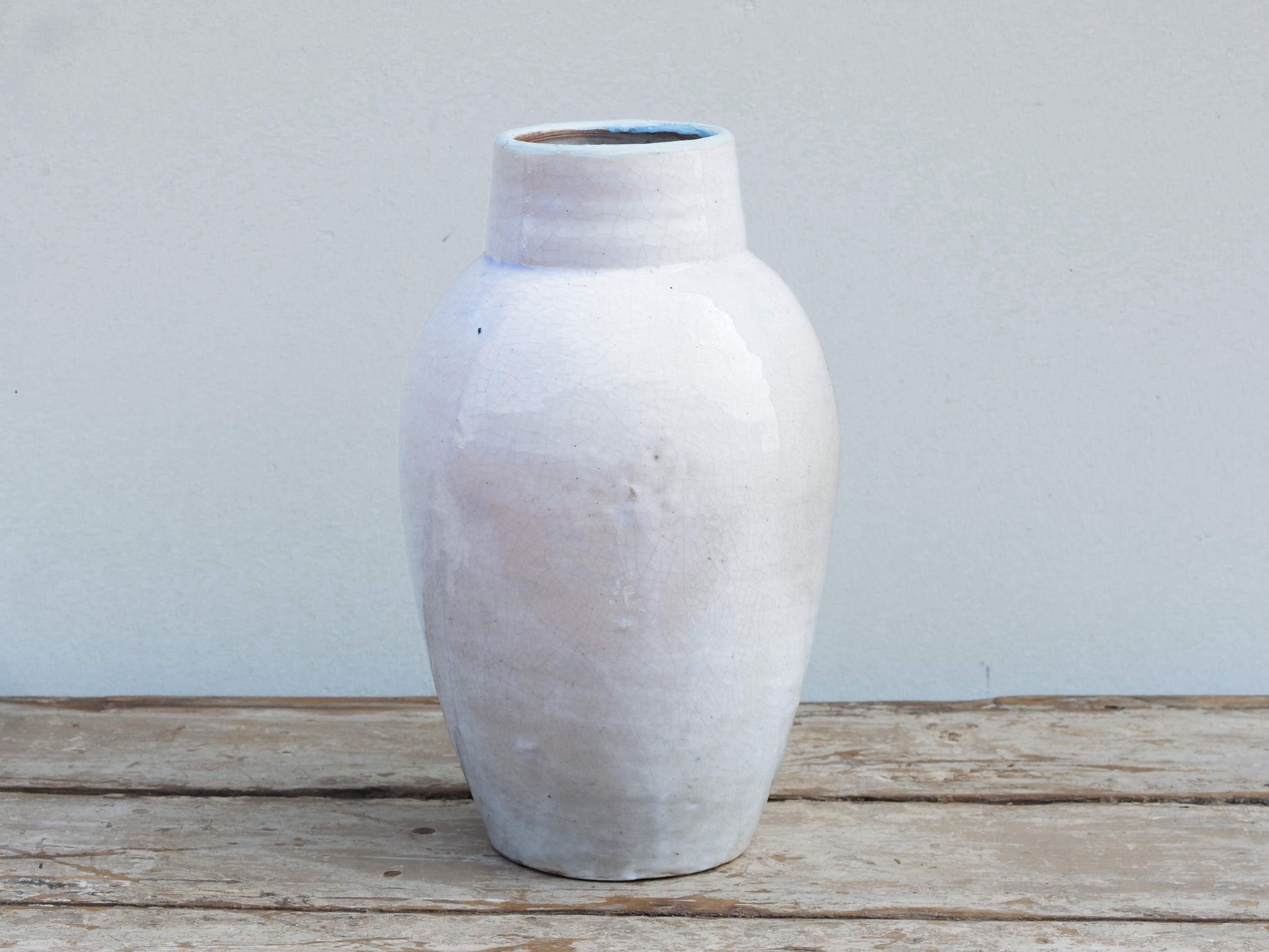 Vaso Marocco lavorato e dipinto in terracotta. La lavorazione tradizionale marocchina della terracotta prevede che venga impastata, cotta, smaltata e nuovamente cotta nel forno a legna (non nel forno a gas che rende lo smalto omogeneo e senza l'effetto delle crepe presente invece in questo vaso).   Dimensioni Diametro 20 h34cm.   per info ed ulteriori foto mail info@etniko.it watshapp 0039 3338778241 facebook / instagram / pinterest : etnikobycrosato