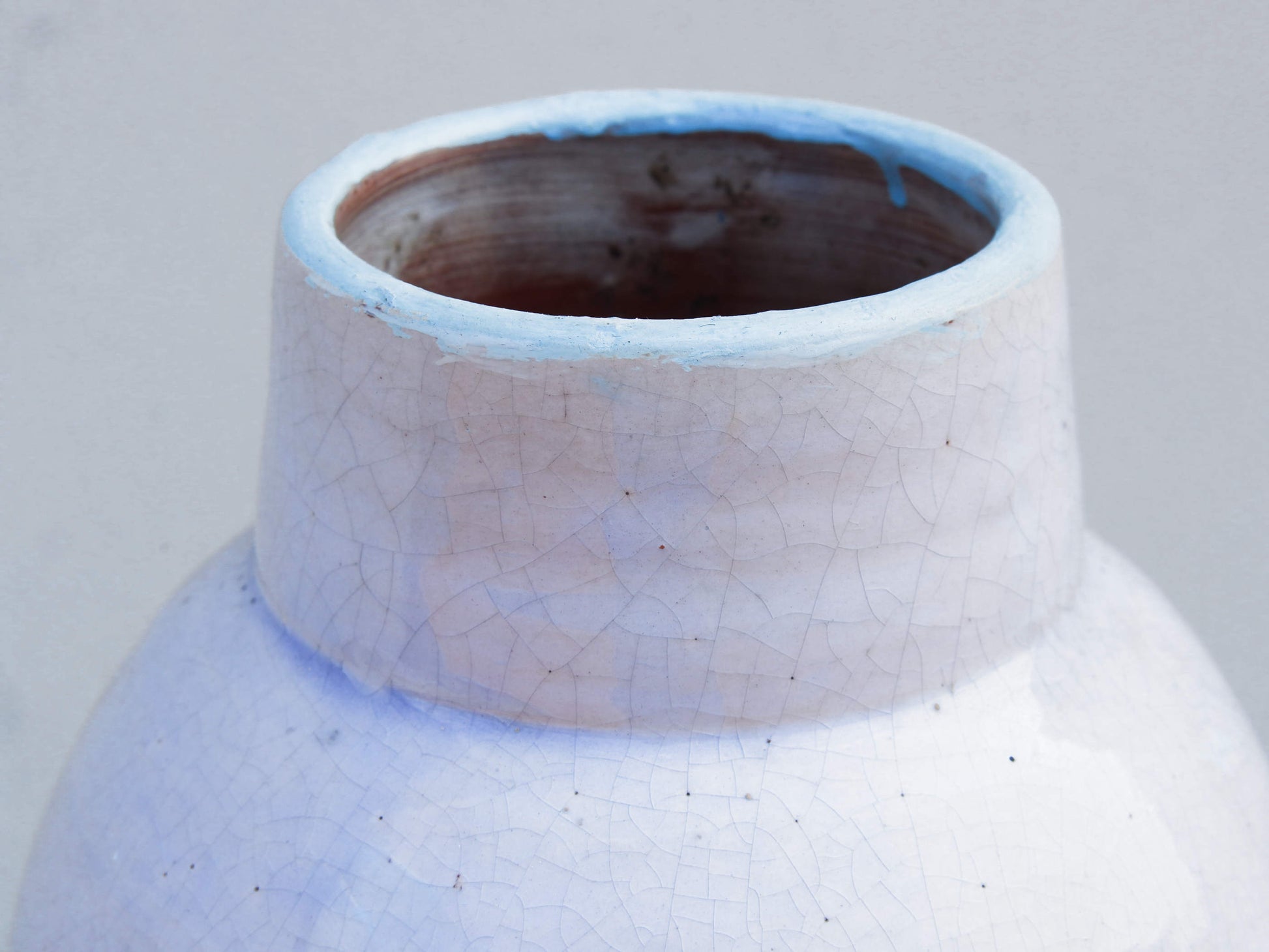 Vaso Marocco lavorato e dipinto in terracotta. La lavorazione tradizionale marocchina della terracotta prevede che venga impastata, cotta, smaltata e nuovamente cotta nel forno a legna (non nel forno a gas che rende lo smalto omogeneo e senza l'effetto delle crepe presente invece in questo vaso).   Dimensioni Diametro 20 h34cm.   per info ed ulteriori foto mail info@etniko.it watshapp 0039 3338778241 facebook / instagram / pinterest : etnikobycrosato